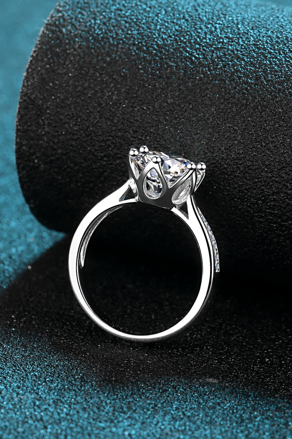 Bague avec pierre latérale plaquée rhodium et moissanite de 3 carats