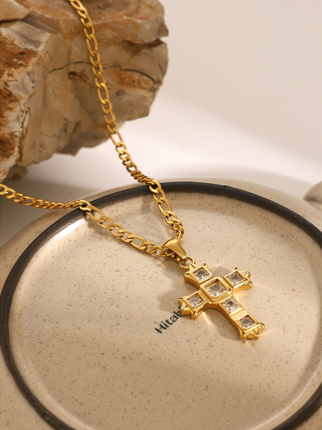 Collier avec pendentif croix en acier inoxydable et zircon