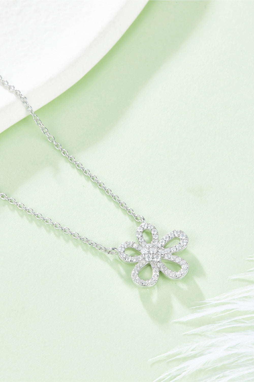 Collier avec pendentif en forme de fleur de moissanite en argent sterling 925