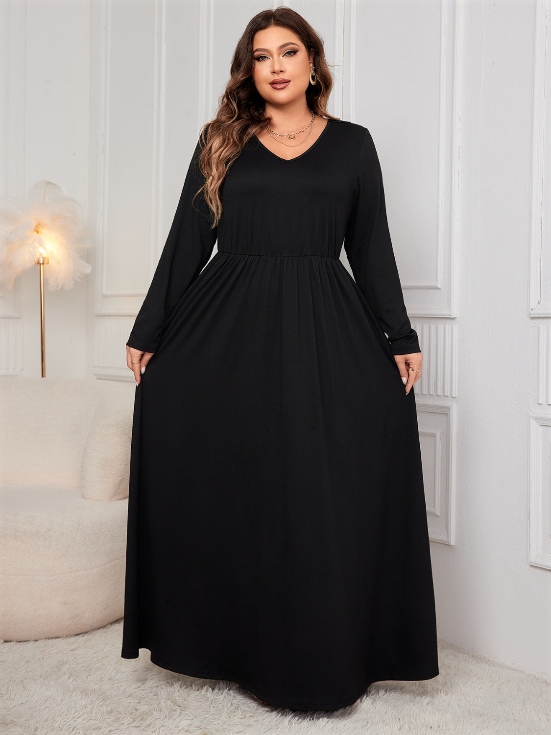 Robe longue à manches longues et col en V découpée Honey grande taille