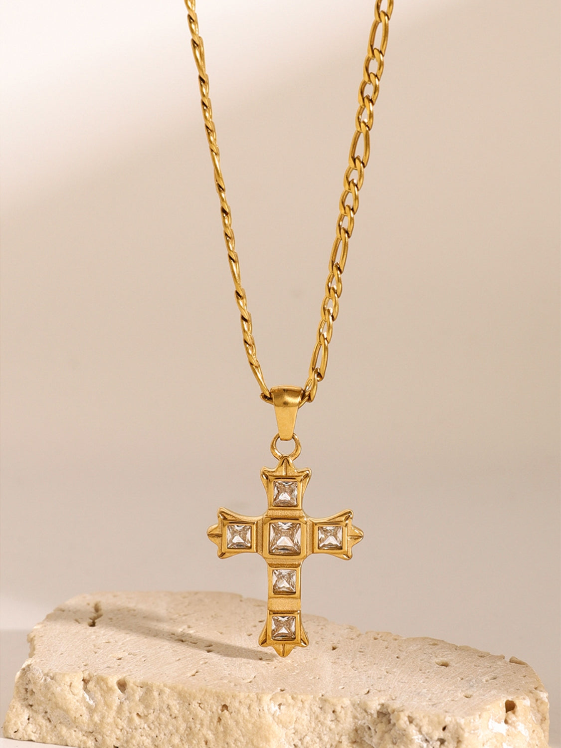 Collier avec pendentif croix en acier inoxydable et zircon