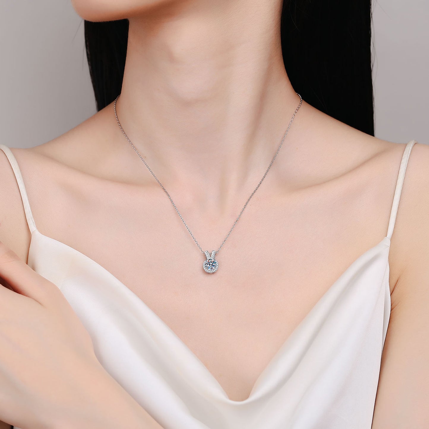 Collier pendentif en forme d'oreilles de lapin en moissanite de 1 carat