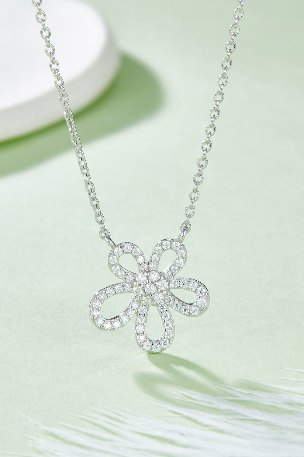 Collier avec pendentif en forme de fleur de moissanite en argent sterling 925