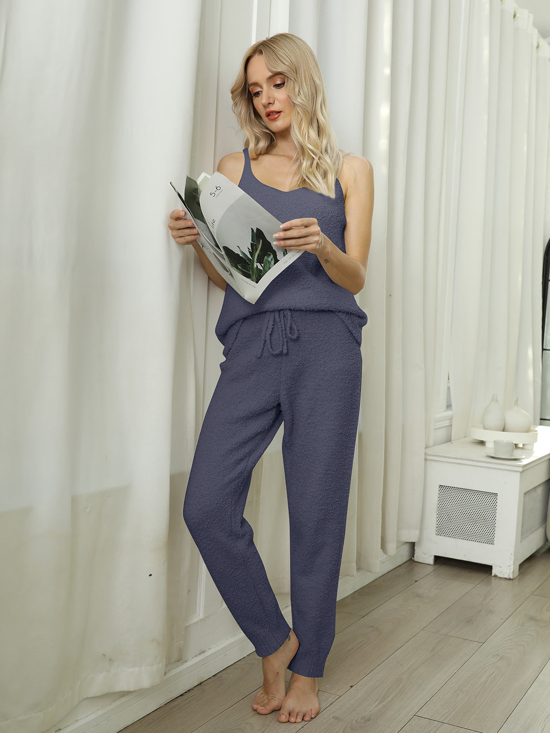 Ensemble de détente avec camisole et pantalon à col en V