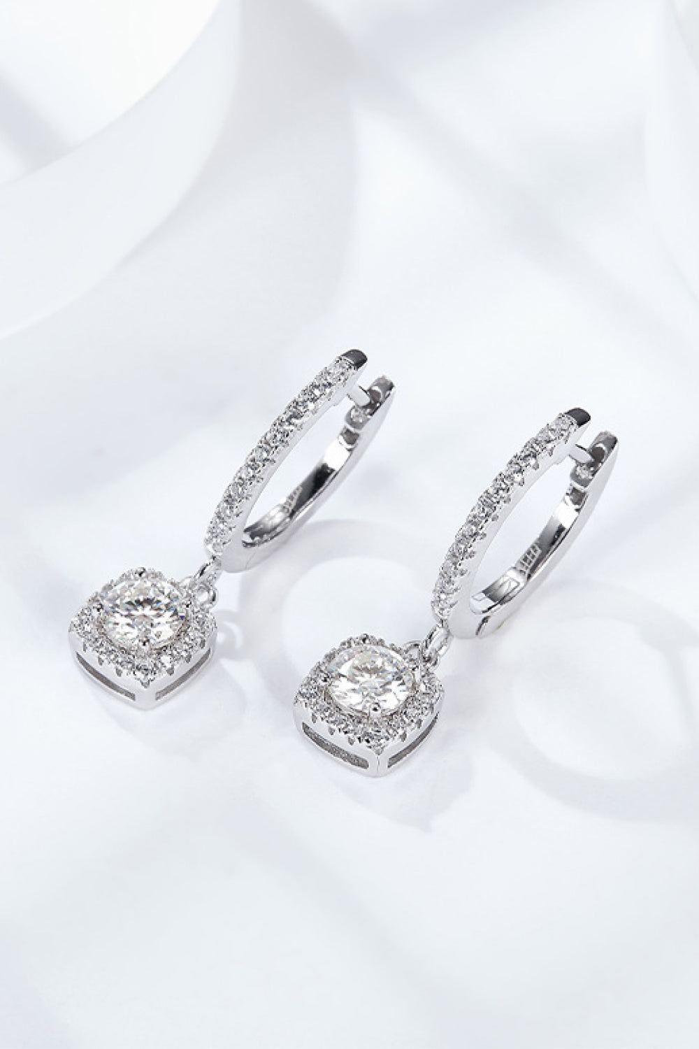 Boucles d'oreilles pendantes en moissanite Adored