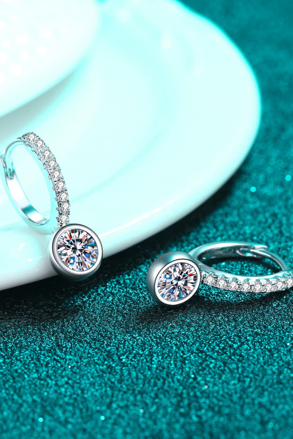 Boucles d'oreilles pendantes en plaqué rhodium avec moissanite de 1 carat