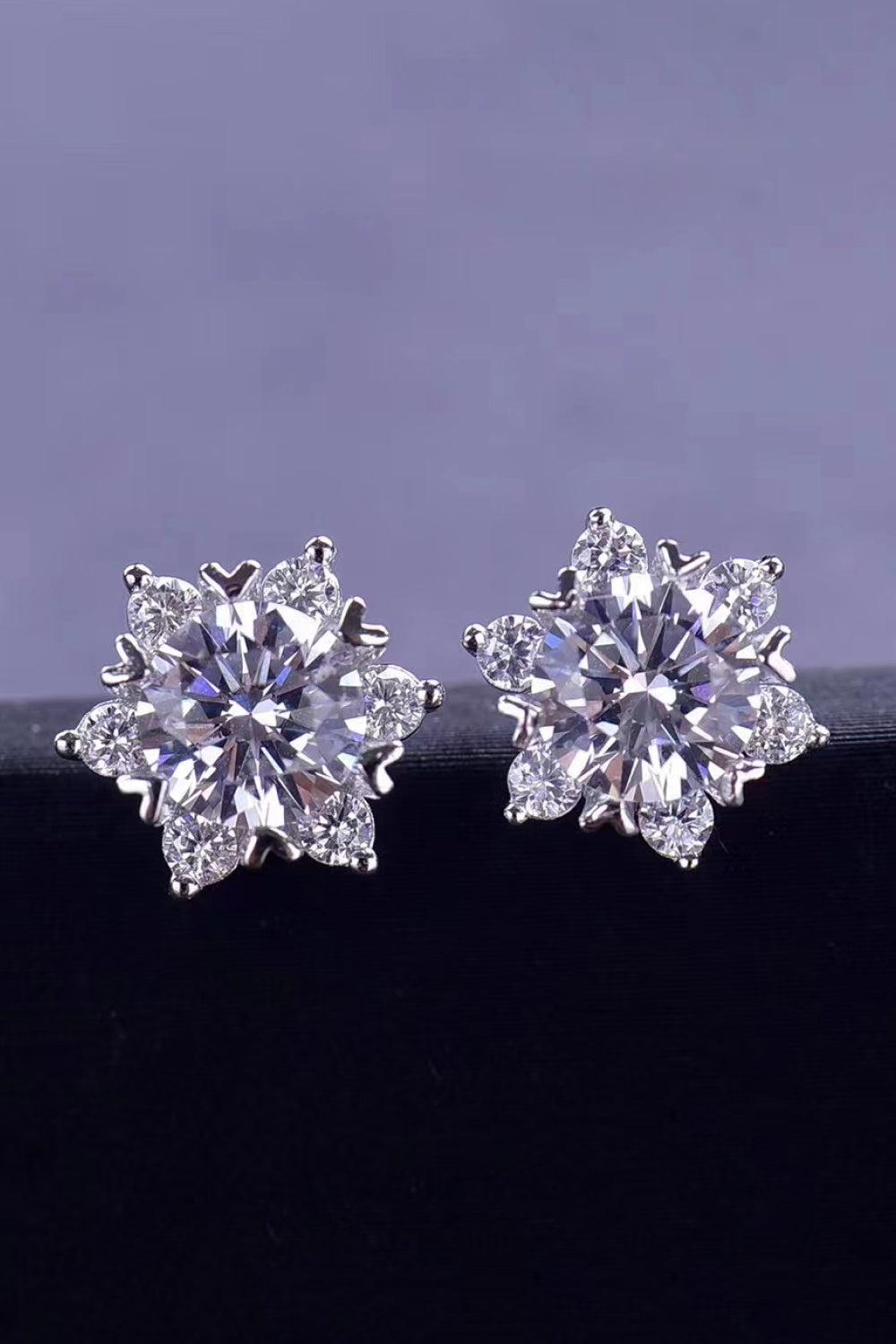 Boucles d'oreilles à tige florales en moissanite de 2 carats