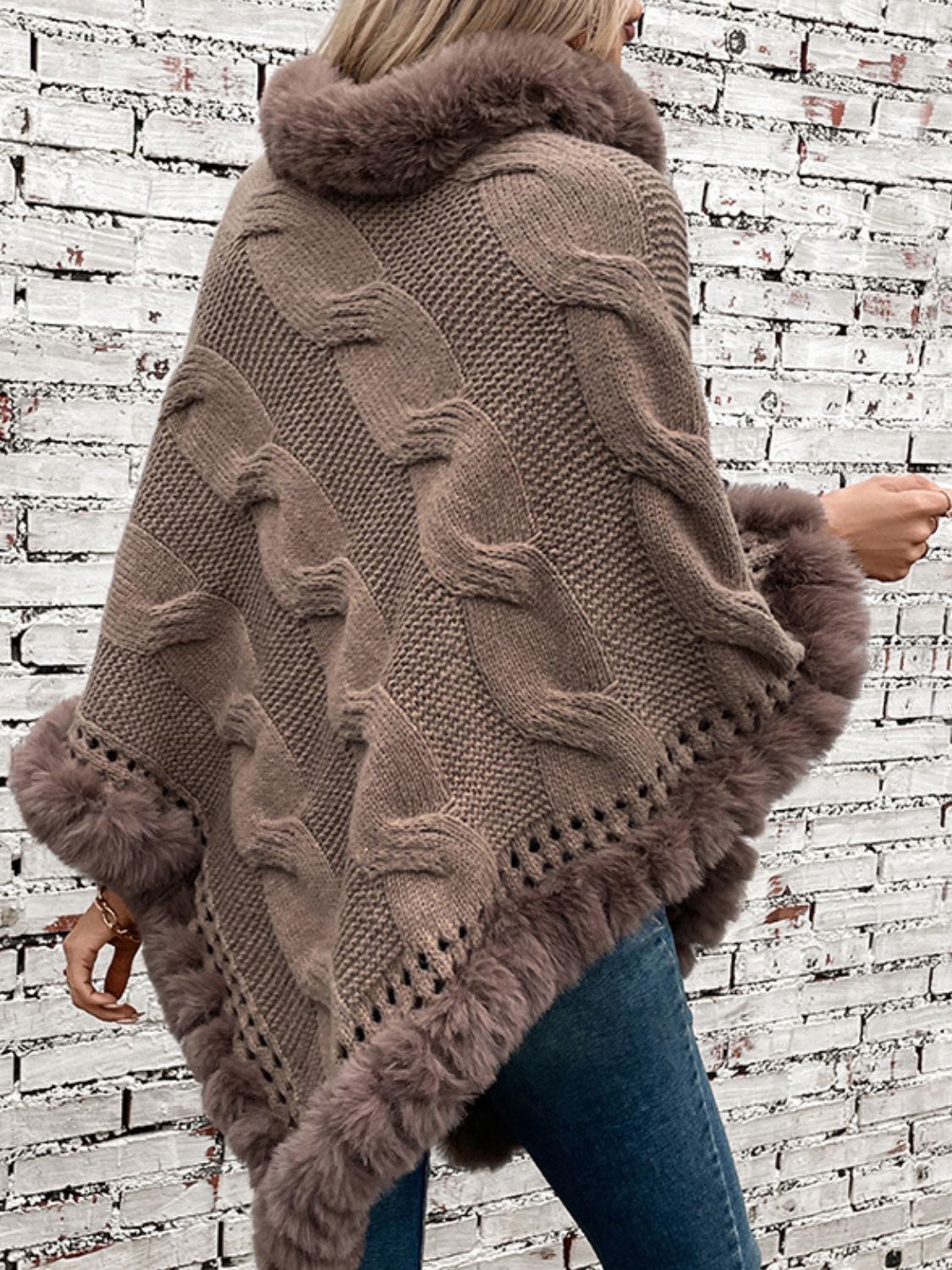 Poncho en tricot torsadé à ourlet flou