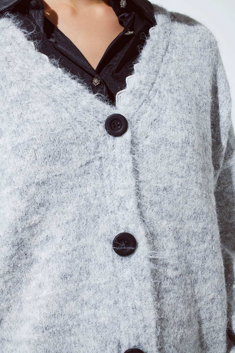 Cardigan gris à col en V profond avec détails en dentelle