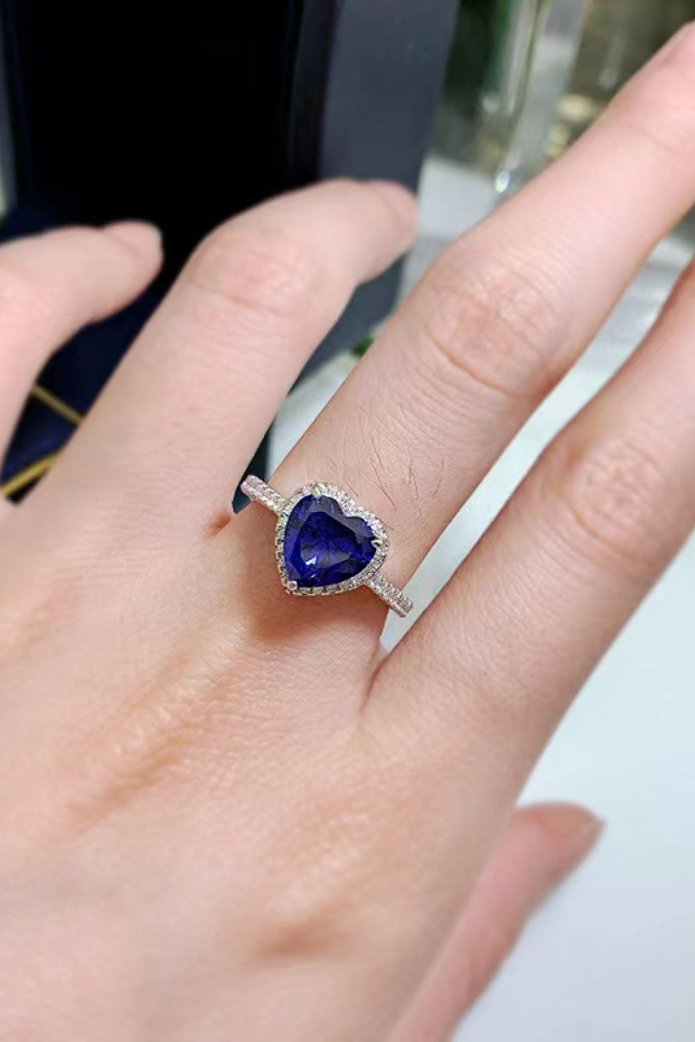 Bague avec pierre latérale en forme de cœur en moissanite de 2 carats