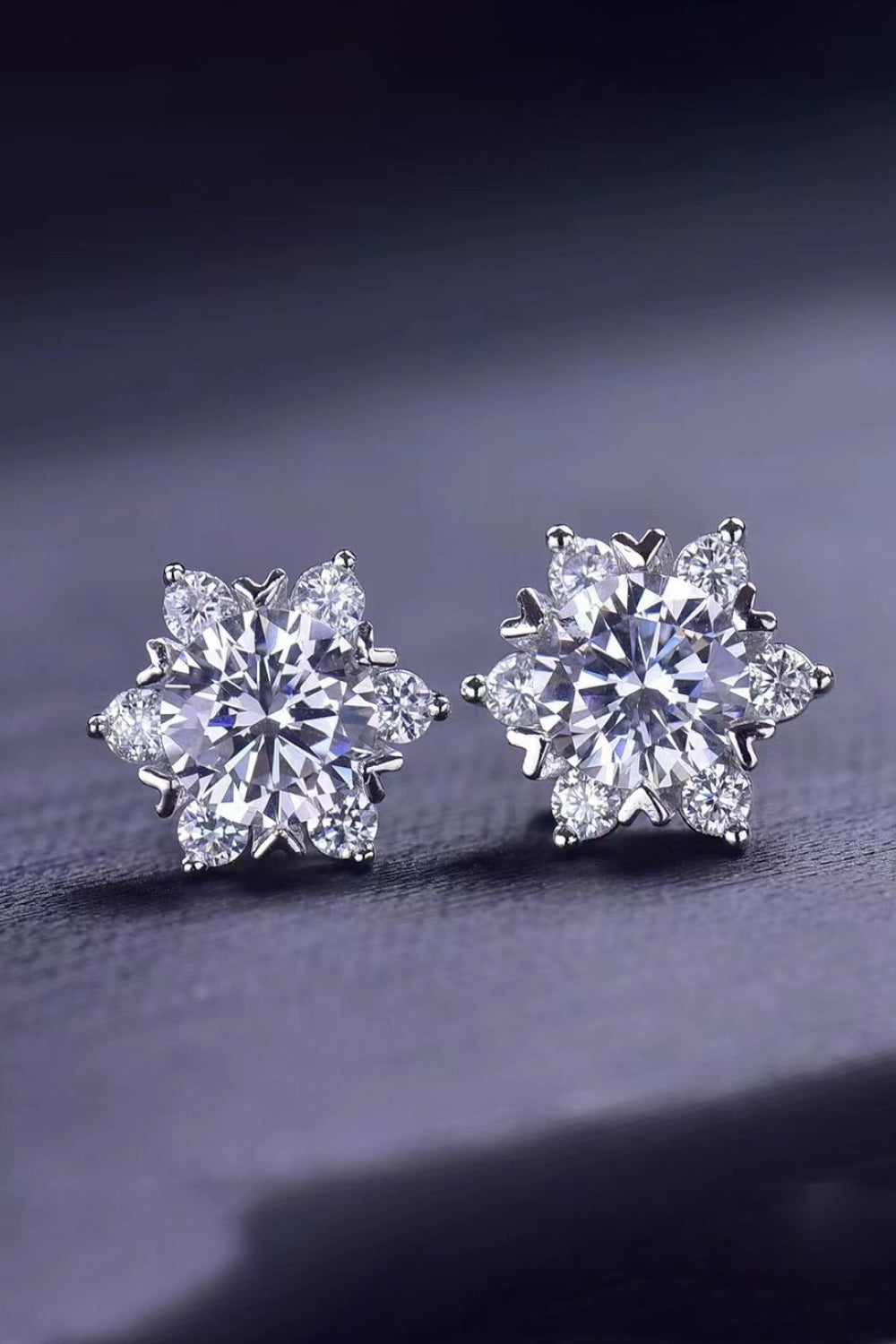 Boucles d'oreilles à tige florales en moissanite de 2 carats