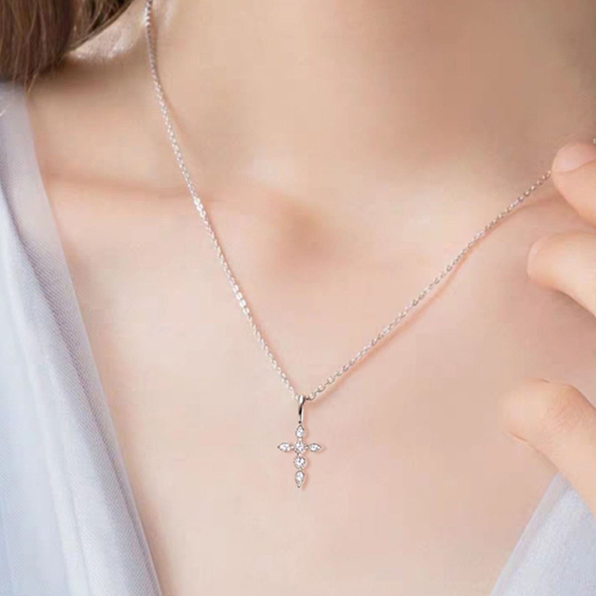 Collier avec pendentif en forme de croix en argent sterling 925 et moissanite