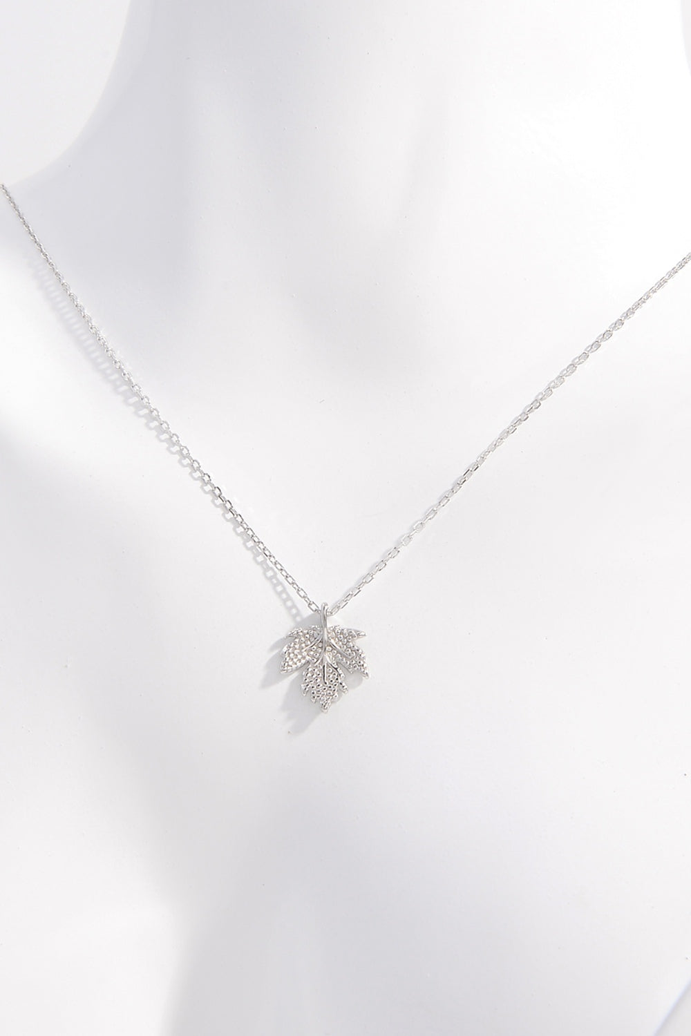 Collier en argent sterling 925 avec feuille d'érable et zircon