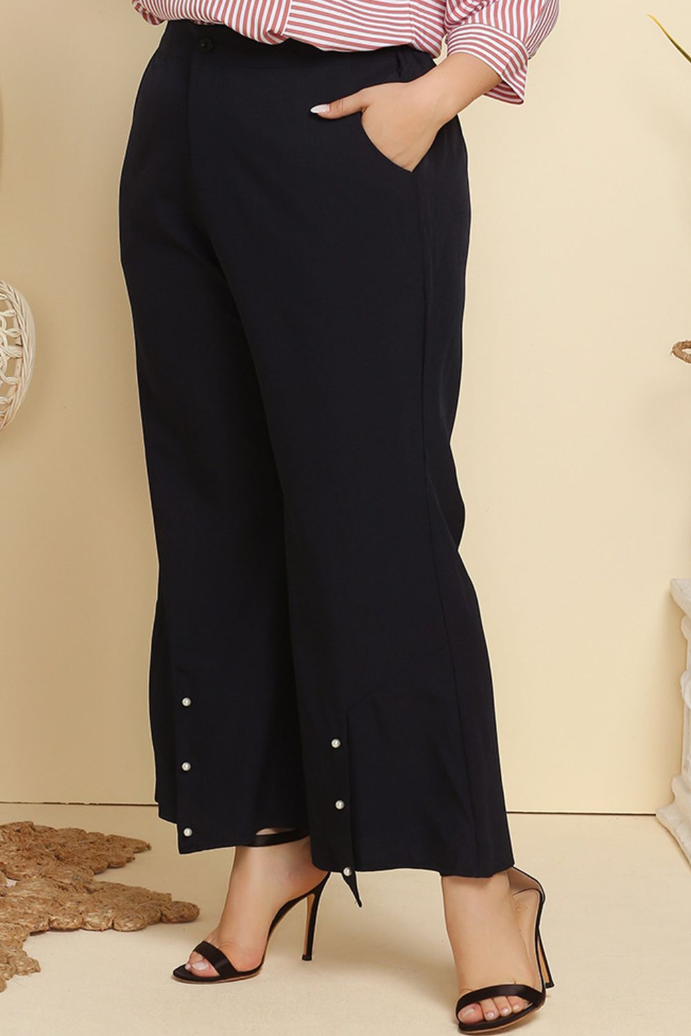 Pantalon évasé avec ourlet détaillé grande taille