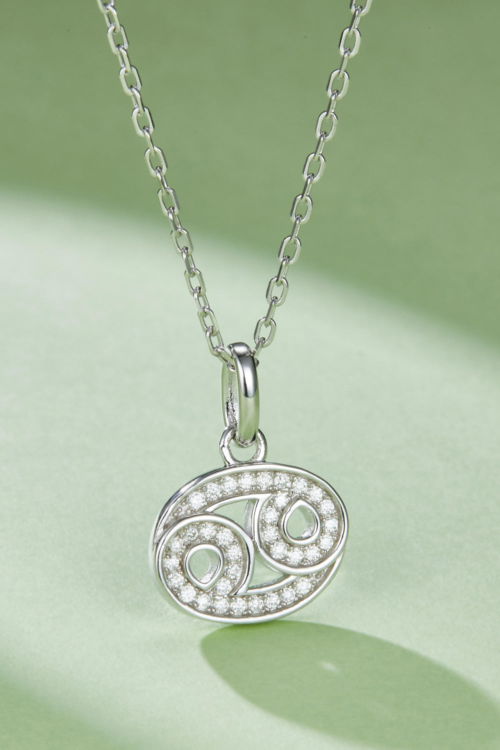 Collier avec pendentif constellation en moissanite