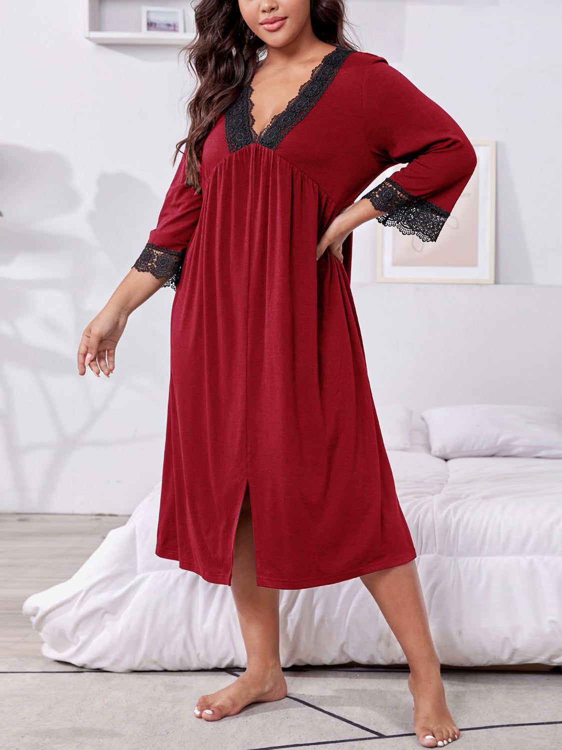 Robe de détente à col en V et détails en dentelle grande taille