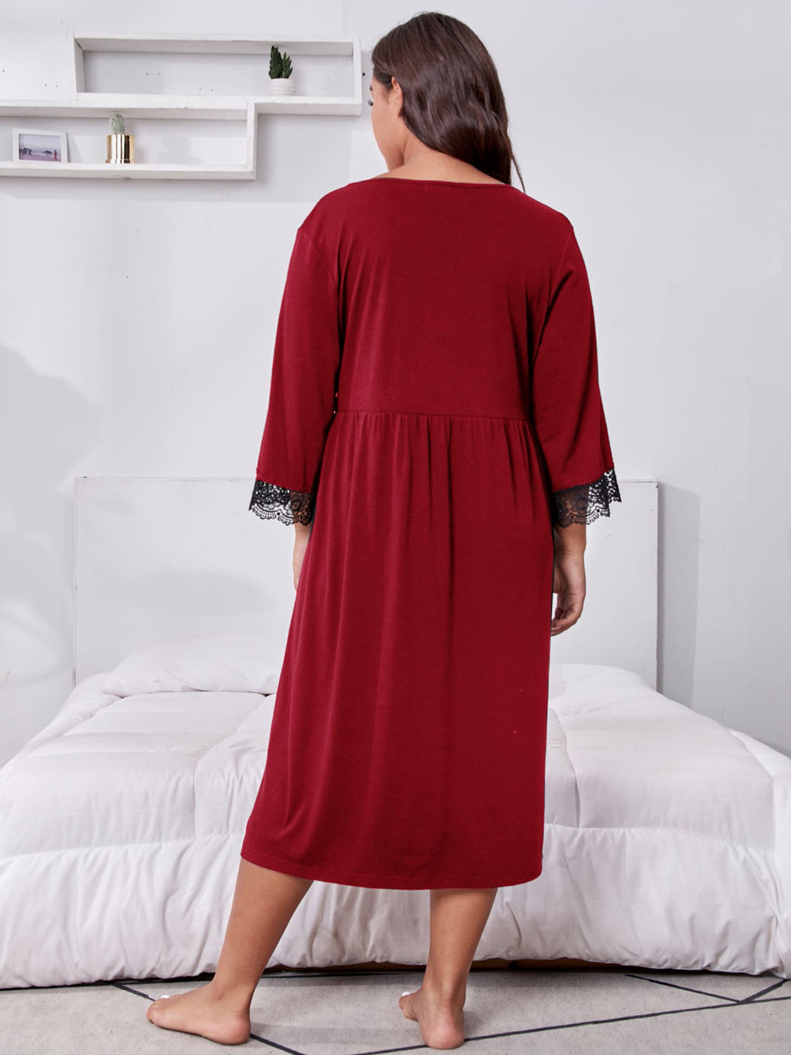 Robe de détente à col en V et détails en dentelle grande taille