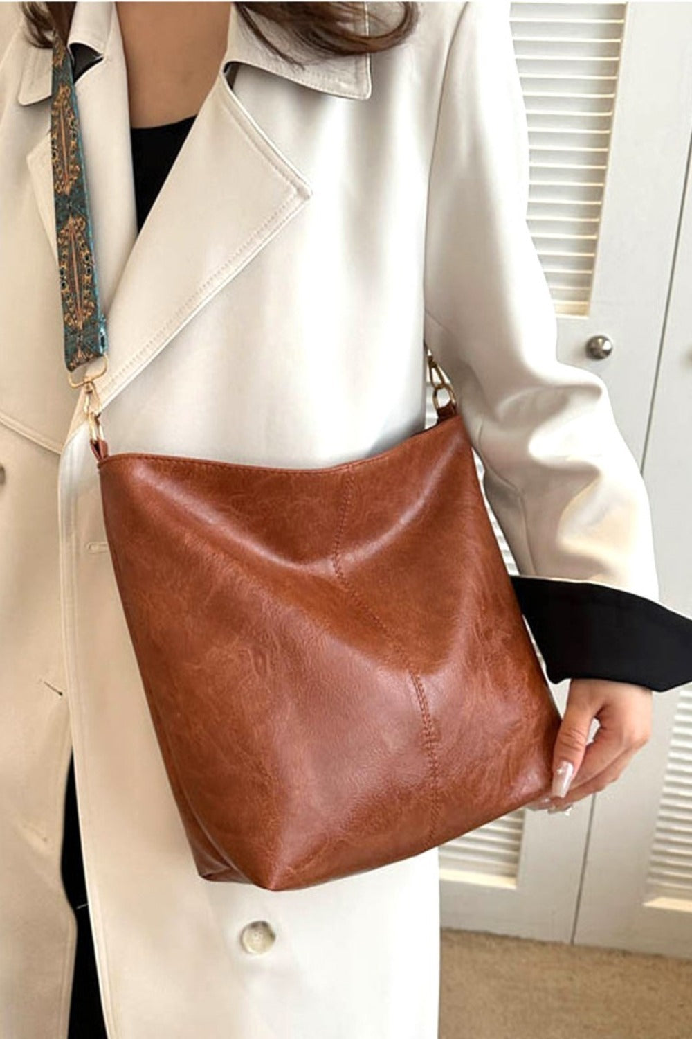 Sac à bandoulière en cuir vegan à motif rétro Zenana