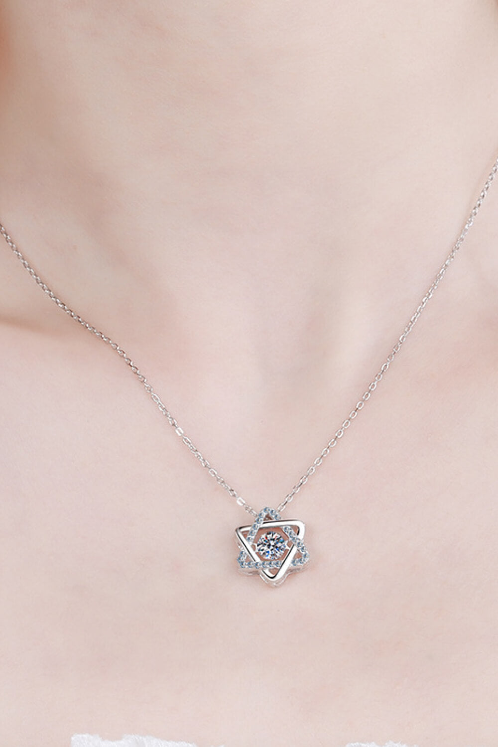 Collier à maillons en chaîne plaqué rhodium avec moissanite