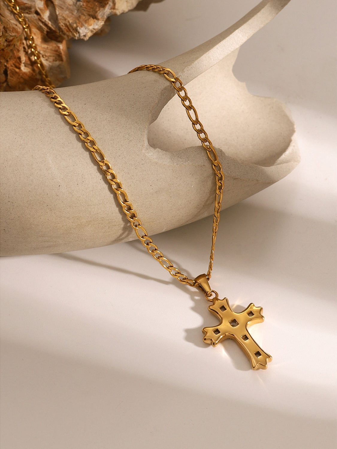 Collier avec pendentif croix en acier inoxydable et zircon