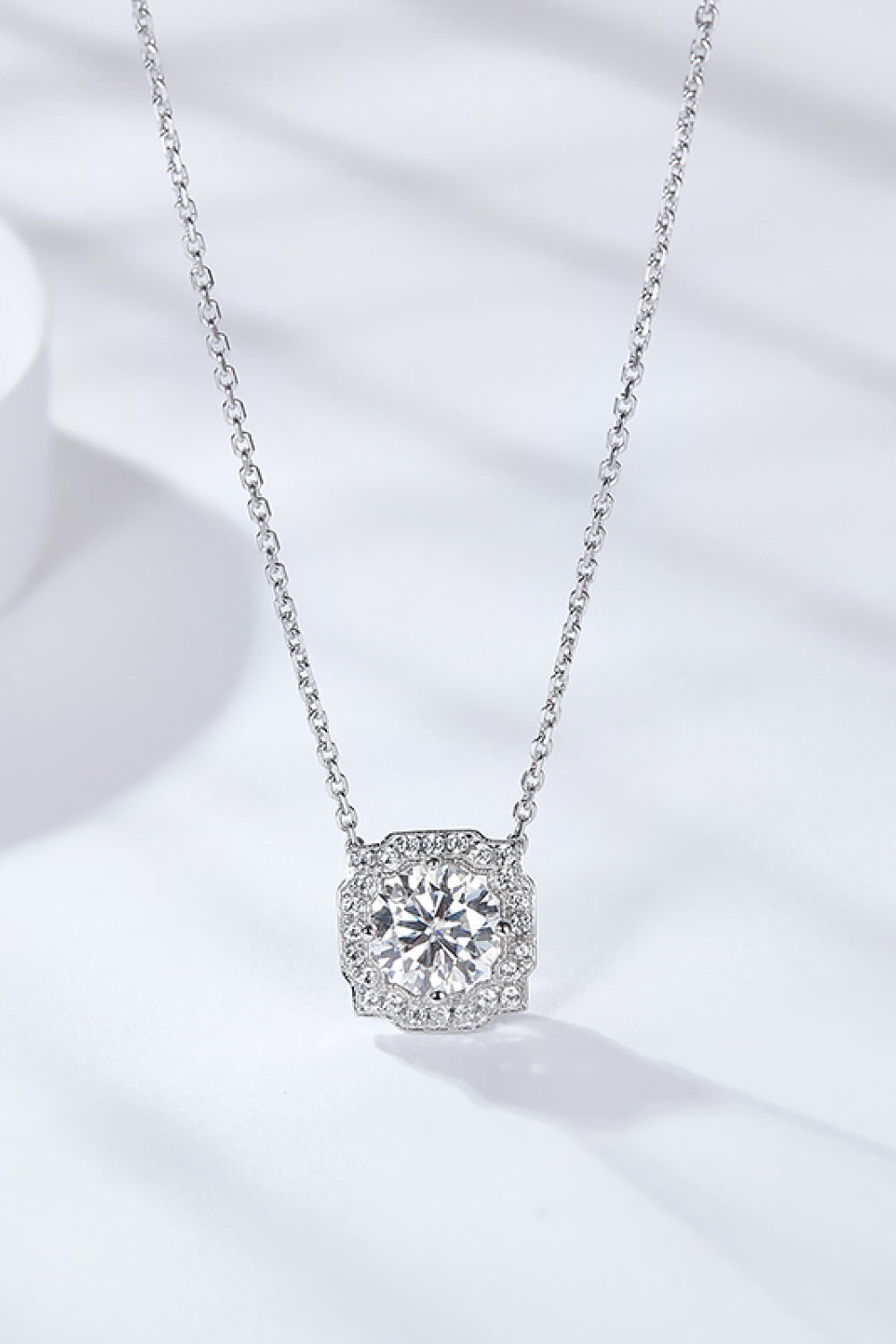 Collier avec pendentif en forme de fleur en moissanite de 1 carat