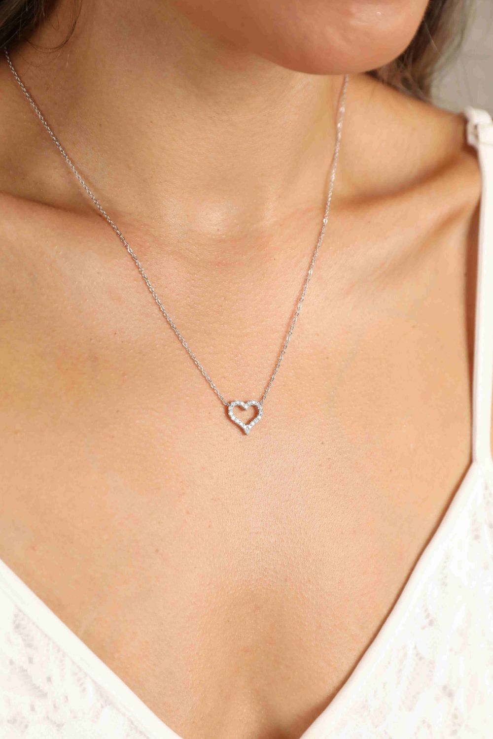 Collier en forme de cœur plaqué platine avec moissanite Adored