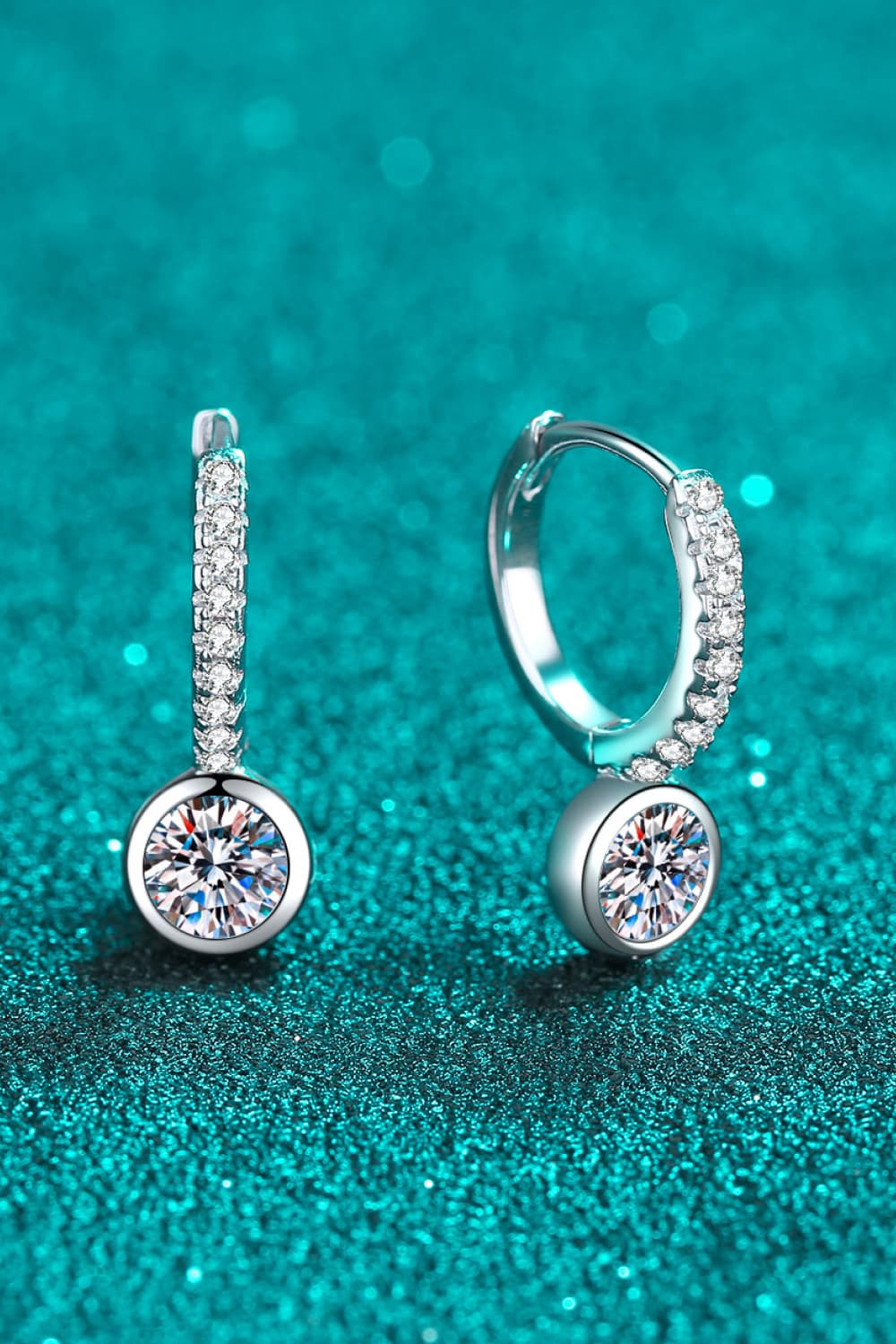 Boucles d'oreilles pendantes en plaqué rhodium avec moissanite de 1 carat