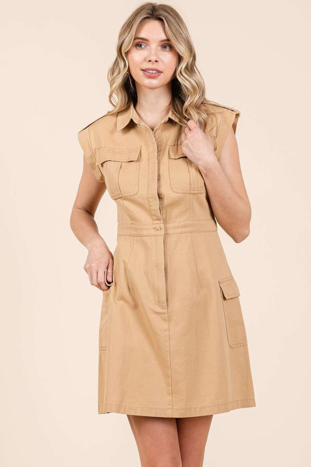 Robe courte à demi-bouton avec poches cargo de Mittoshop