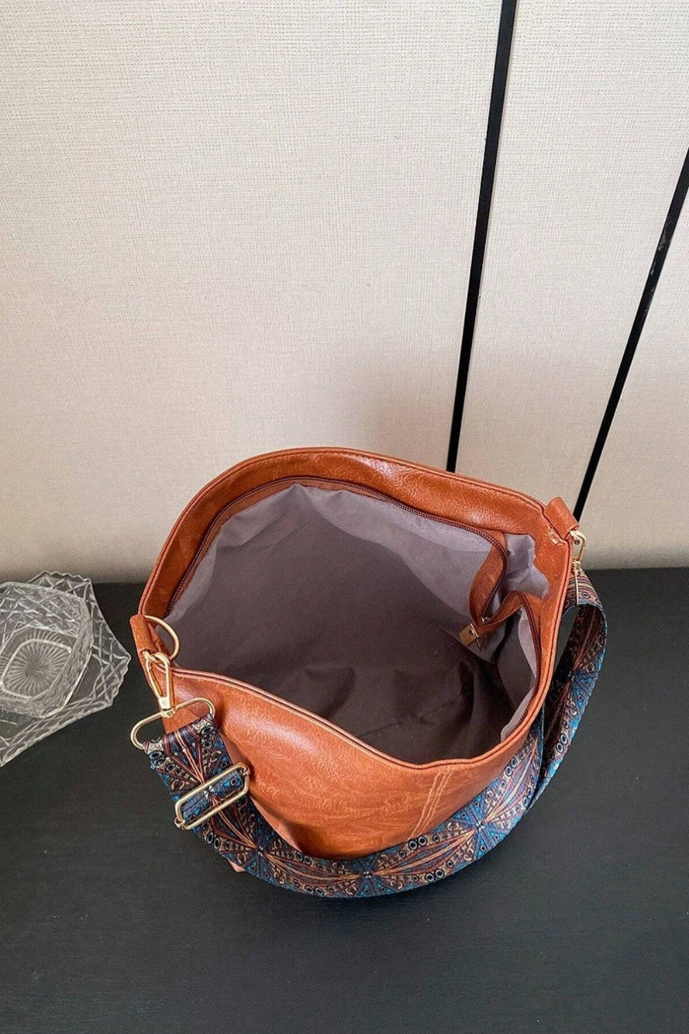 Sac à bandoulière en cuir vegan à motif rétro Zenana