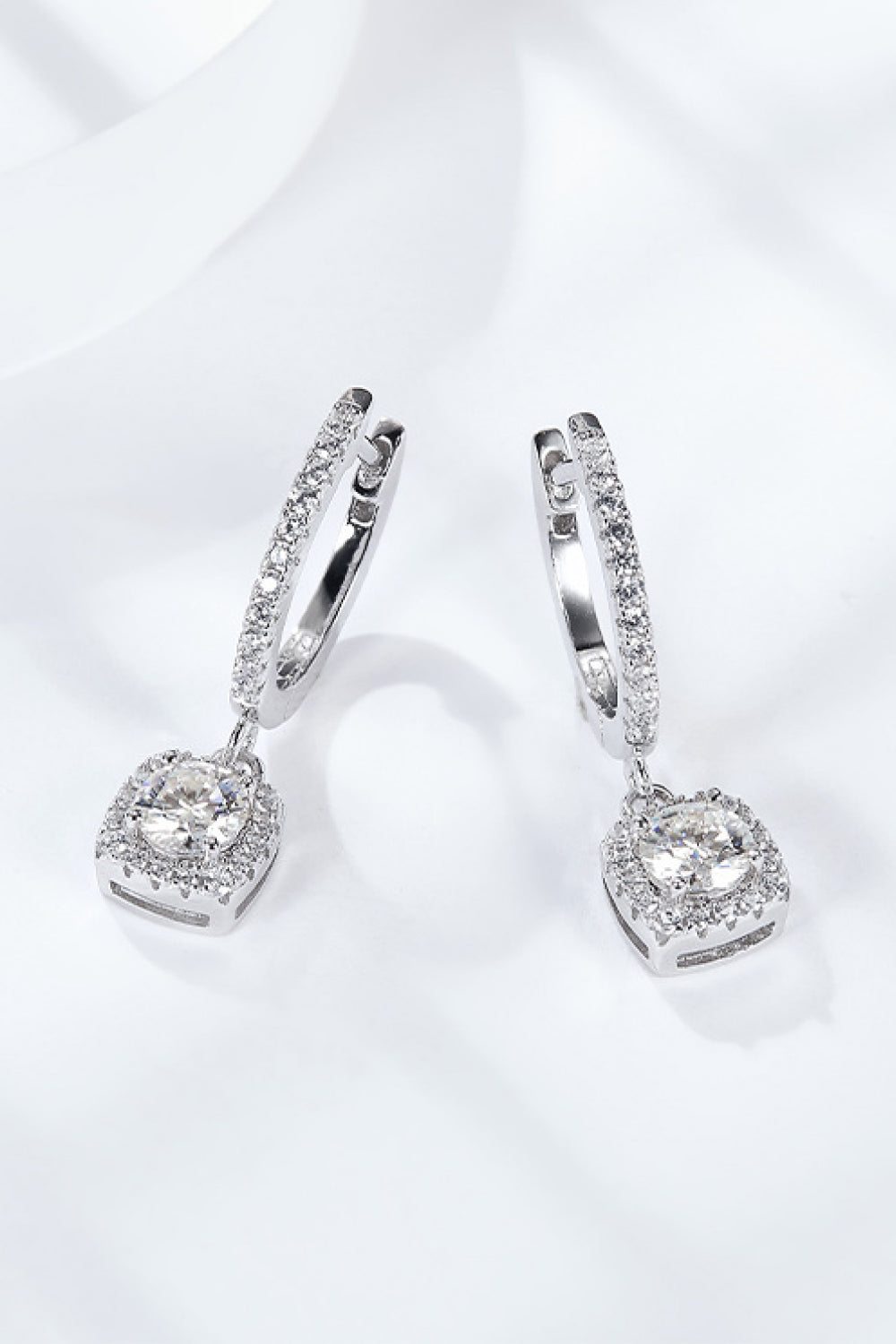 Boucles d'oreilles pendantes en moissanite Adored