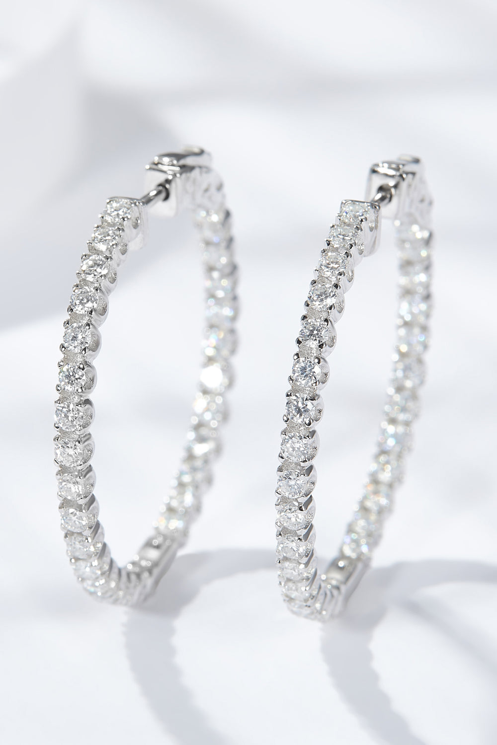 Boucles d'oreilles Huggie en moissanite plaquées platine