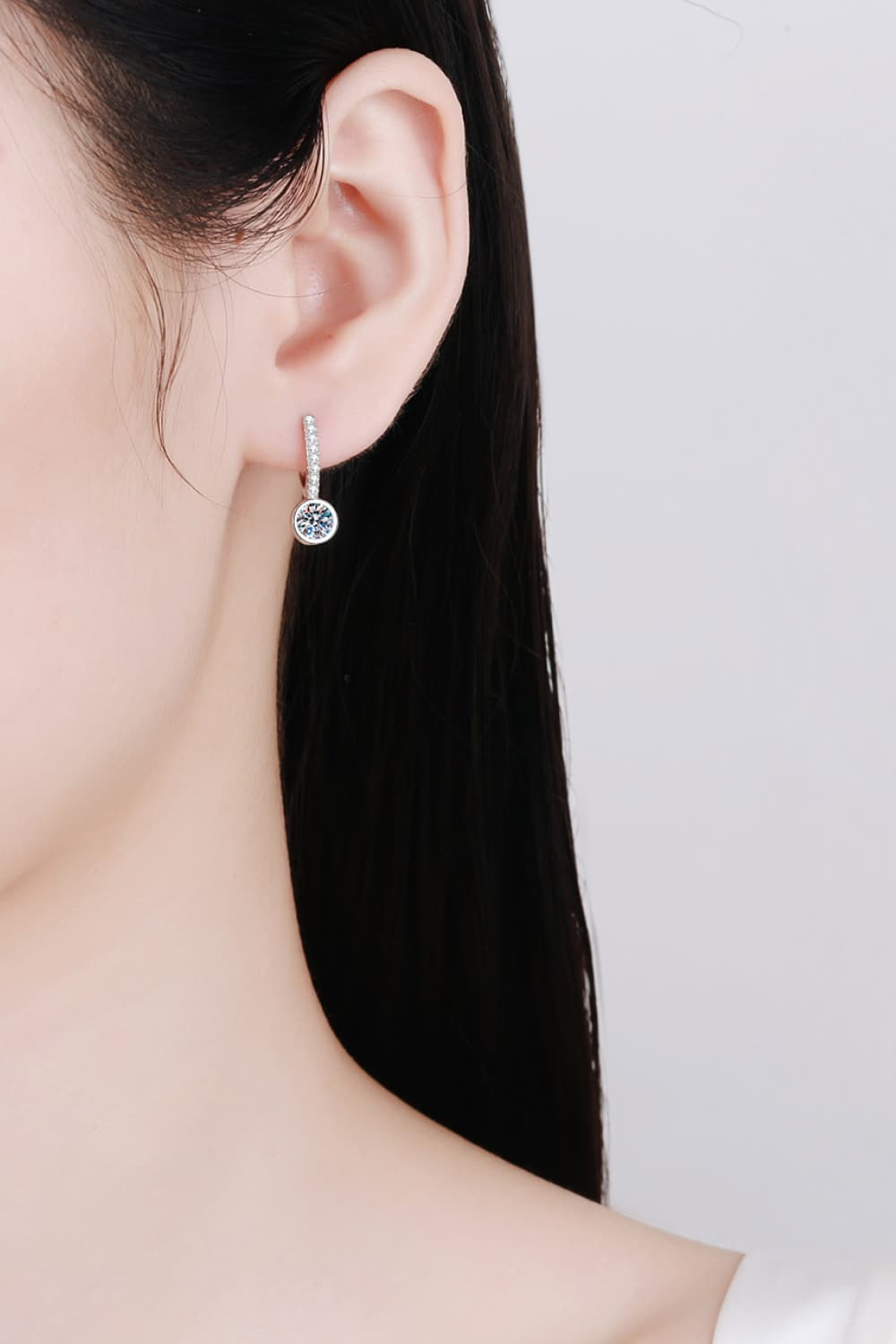 Boucles d'oreilles pendantes en plaqué rhodium avec moissanite de 1 carat