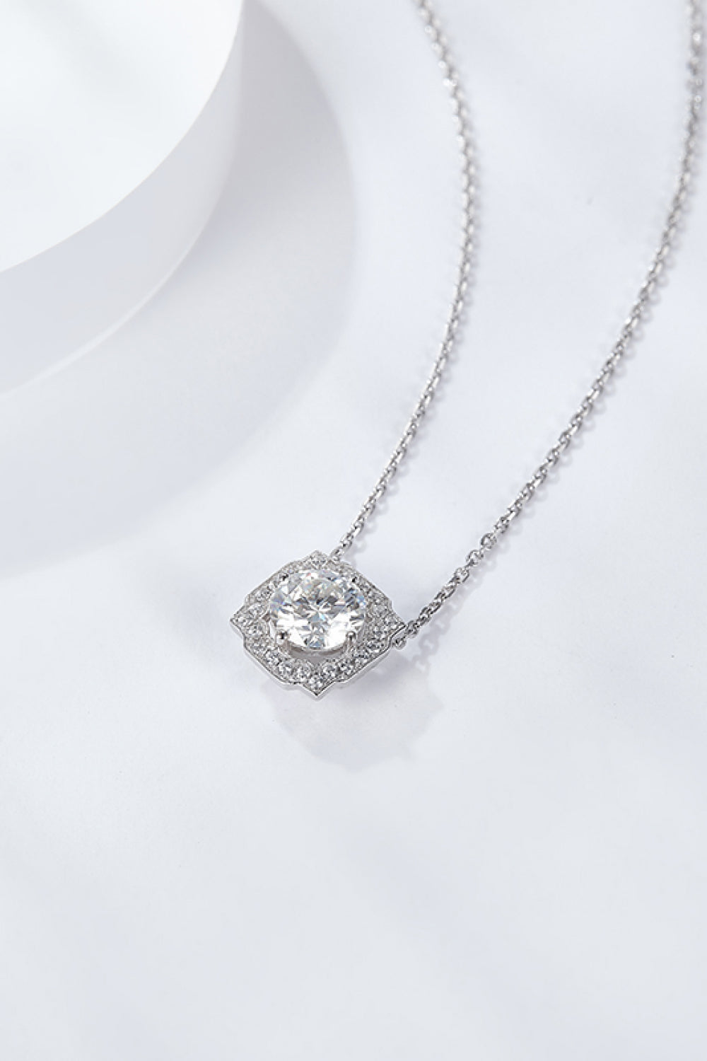 Collier avec pendentif en forme de fleur en moissanite de 1 carat