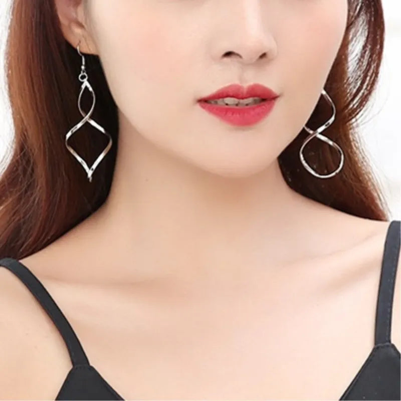 Boucles d'oreilles pendantes en spirale simples et tendance pour femmes, longues boucles d'oreilles pendantes incurvées 