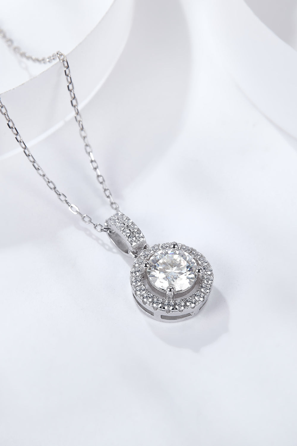 Collier avec pendentif rond en moissanite de 2 carats