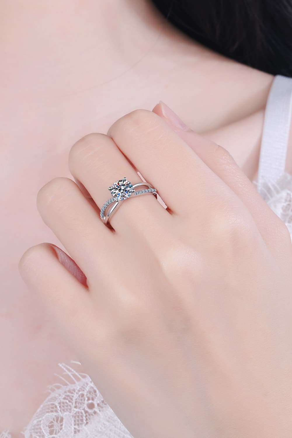 Bague à tige fendue croisée en moissanite de 1 carat