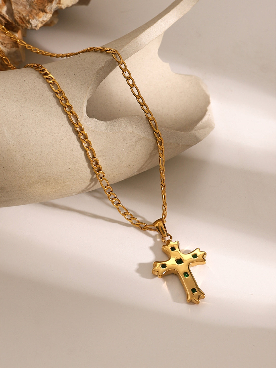 Collier avec pendentif croix en acier inoxydable et zircon