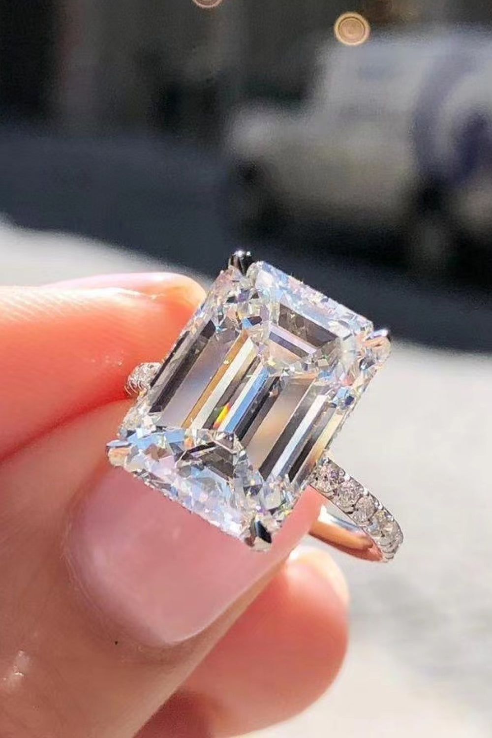 Bague avec pierre latérale en moissanite de 5 carats