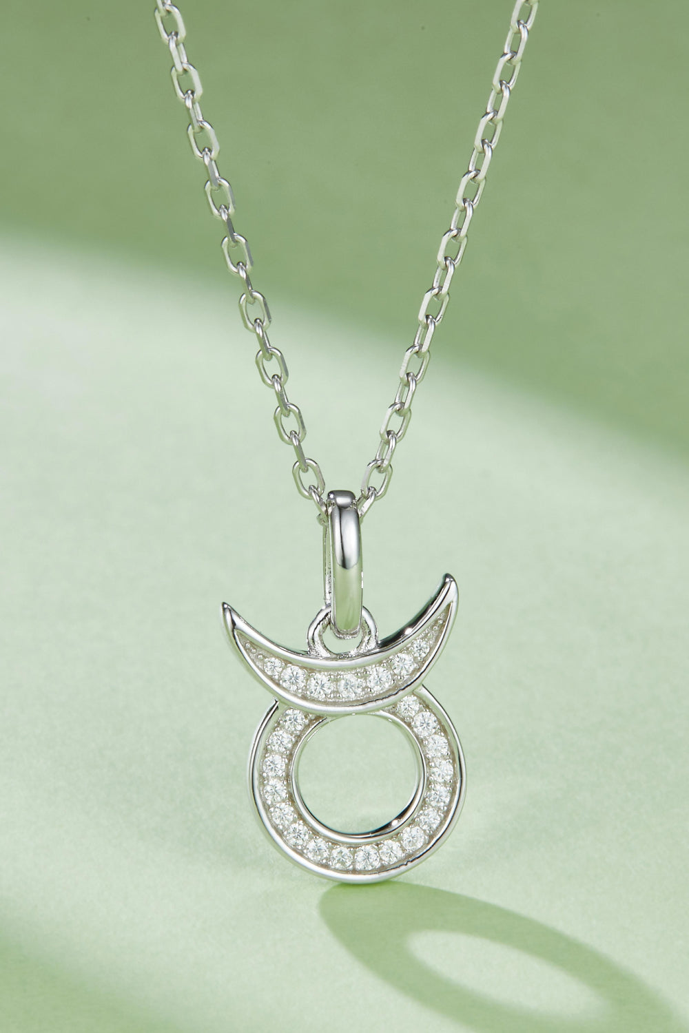 Collier avec pendentif constellation en moissanite