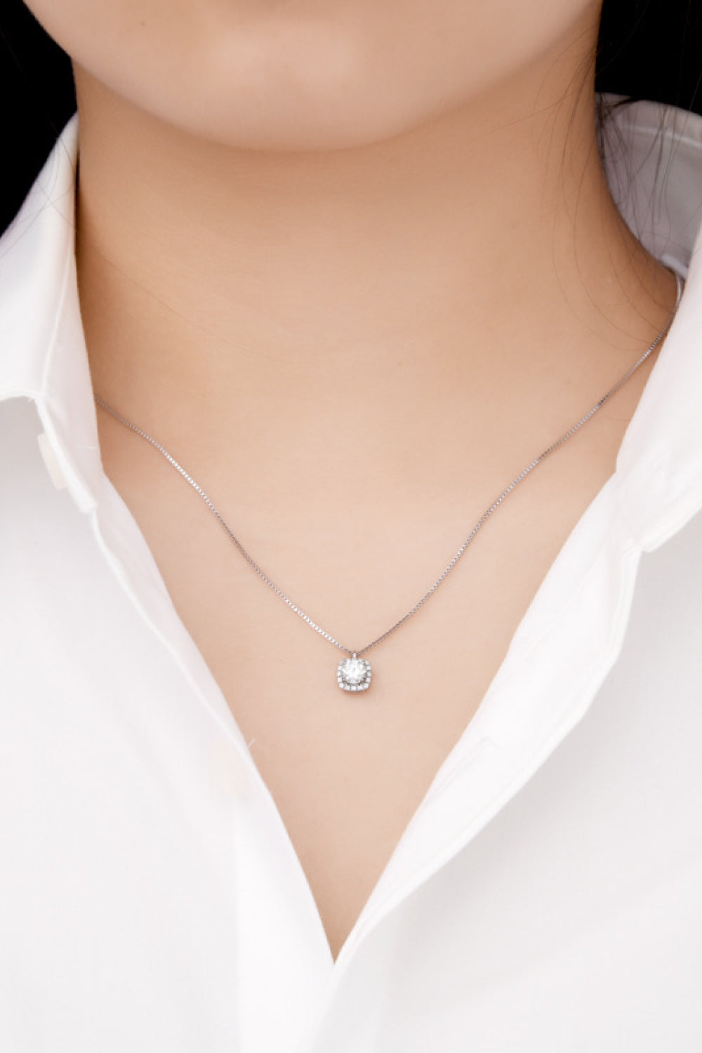 Collier avec pendentif en moissanite plaqué platine