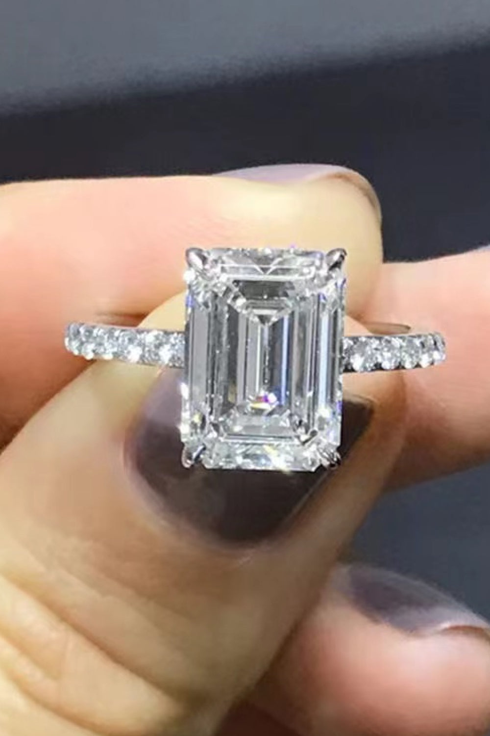 Bague avec pierre latérale en moissanite de 5 carats