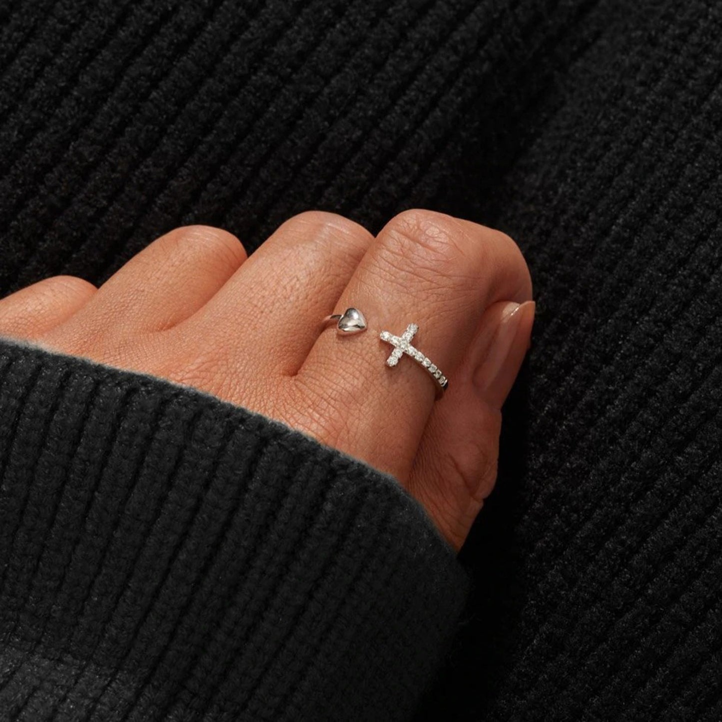 Bague ouverte en forme de cœur avec zircon incrusté de croix