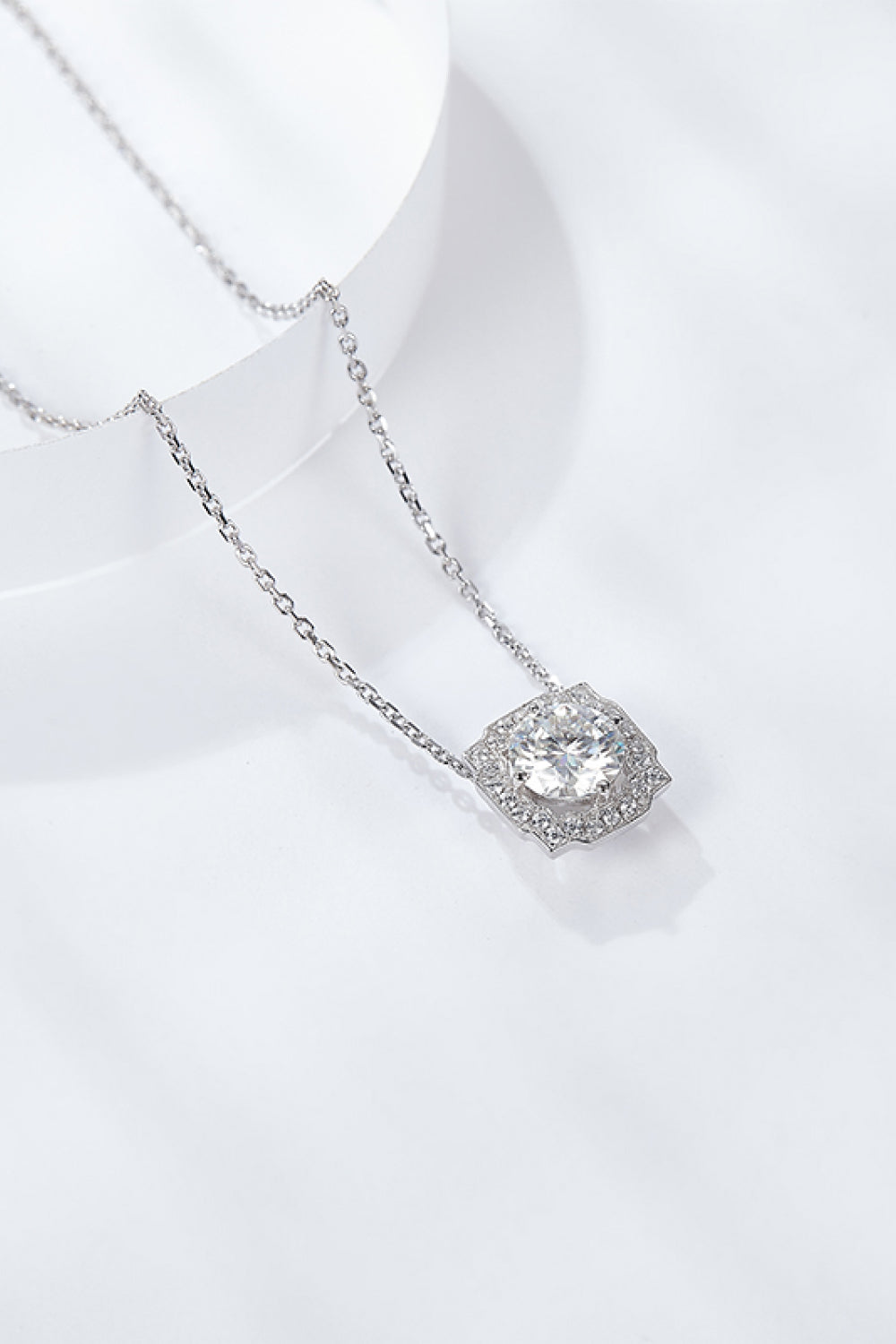 Collier avec pendentif en forme de fleur en moissanite de 1 carat