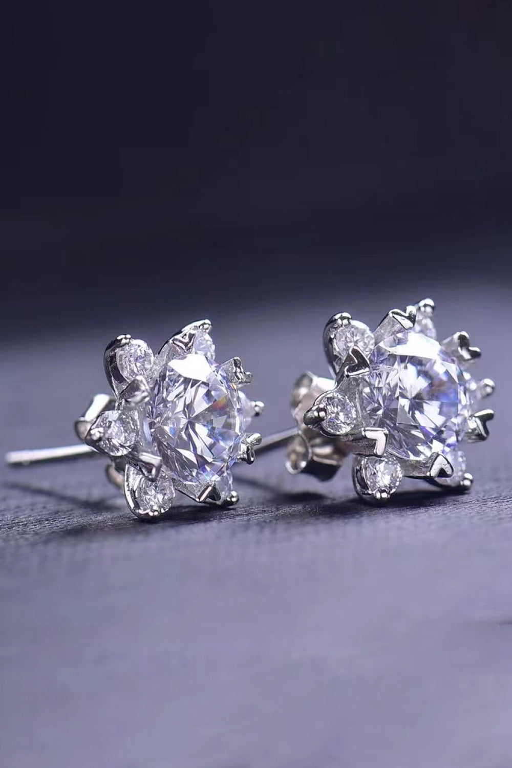 Boucles d'oreilles à tige florales en moissanite de 2 carats