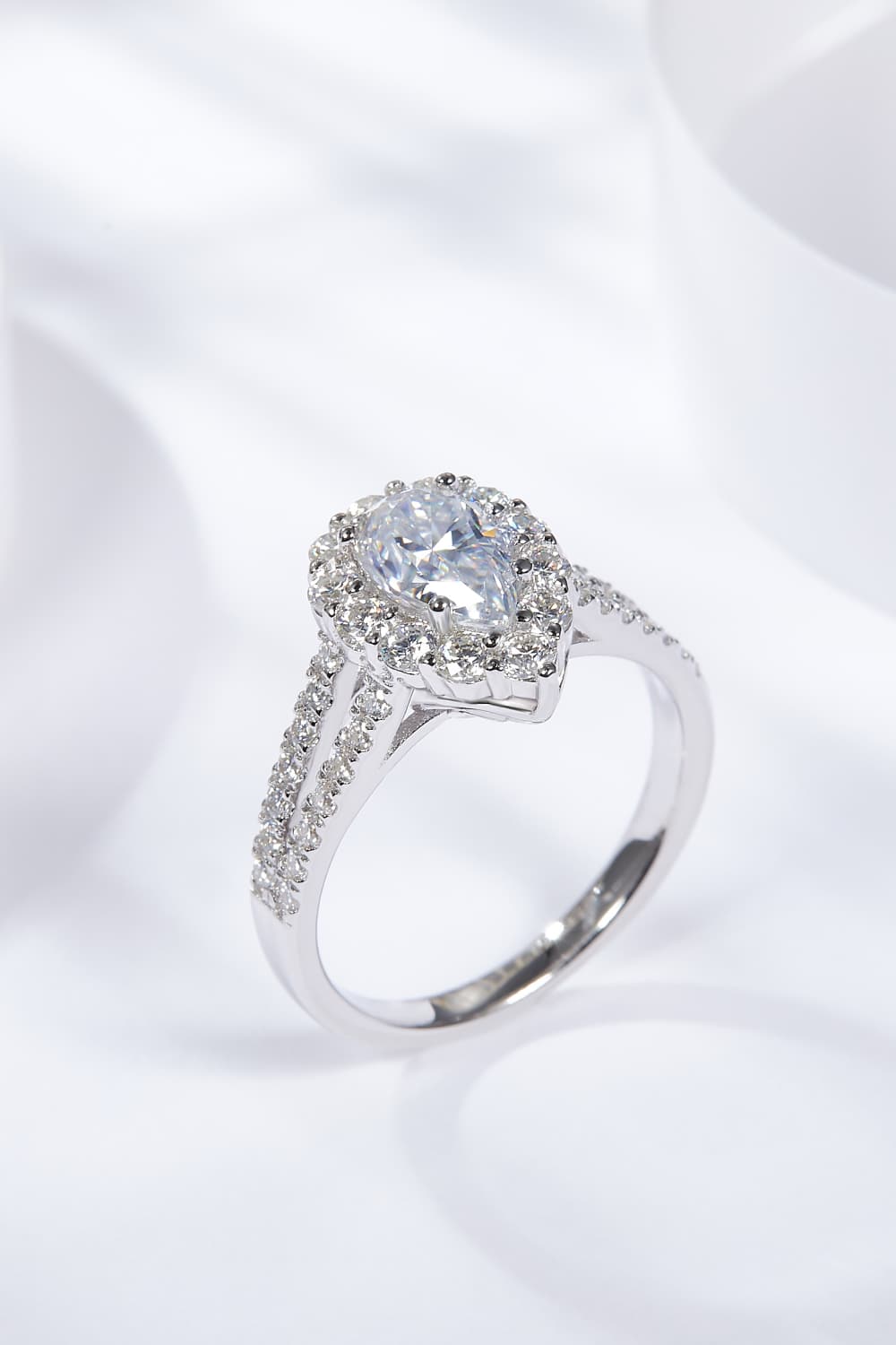 Bague à tige fendue en forme de larme et moissanite de 1 carat