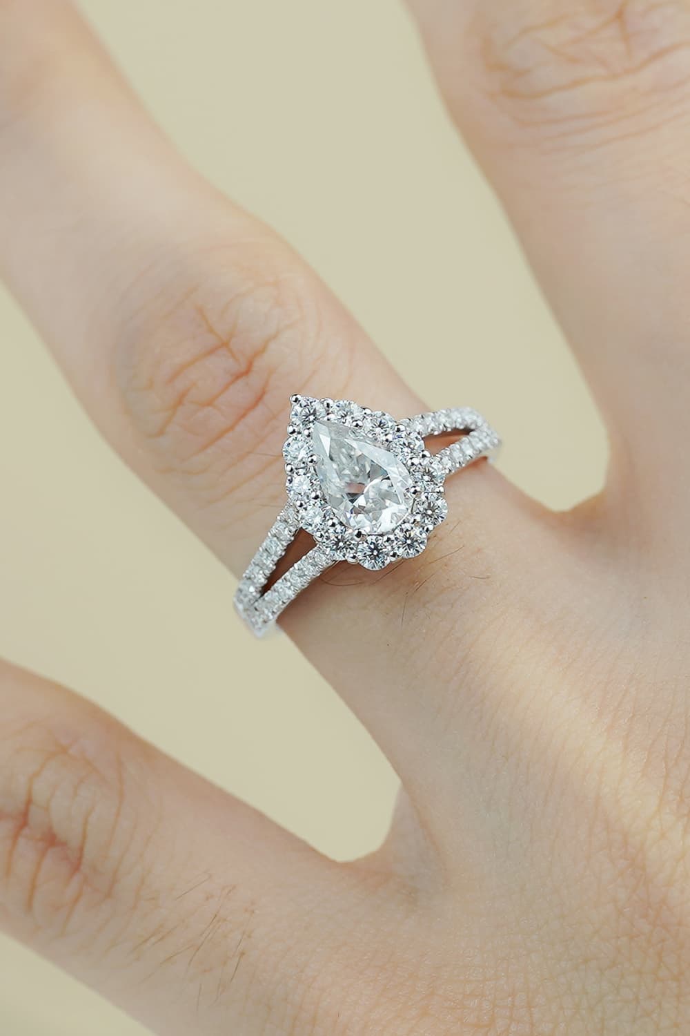 Bague à tige fendue en forme de larme et moissanite de 1 carat